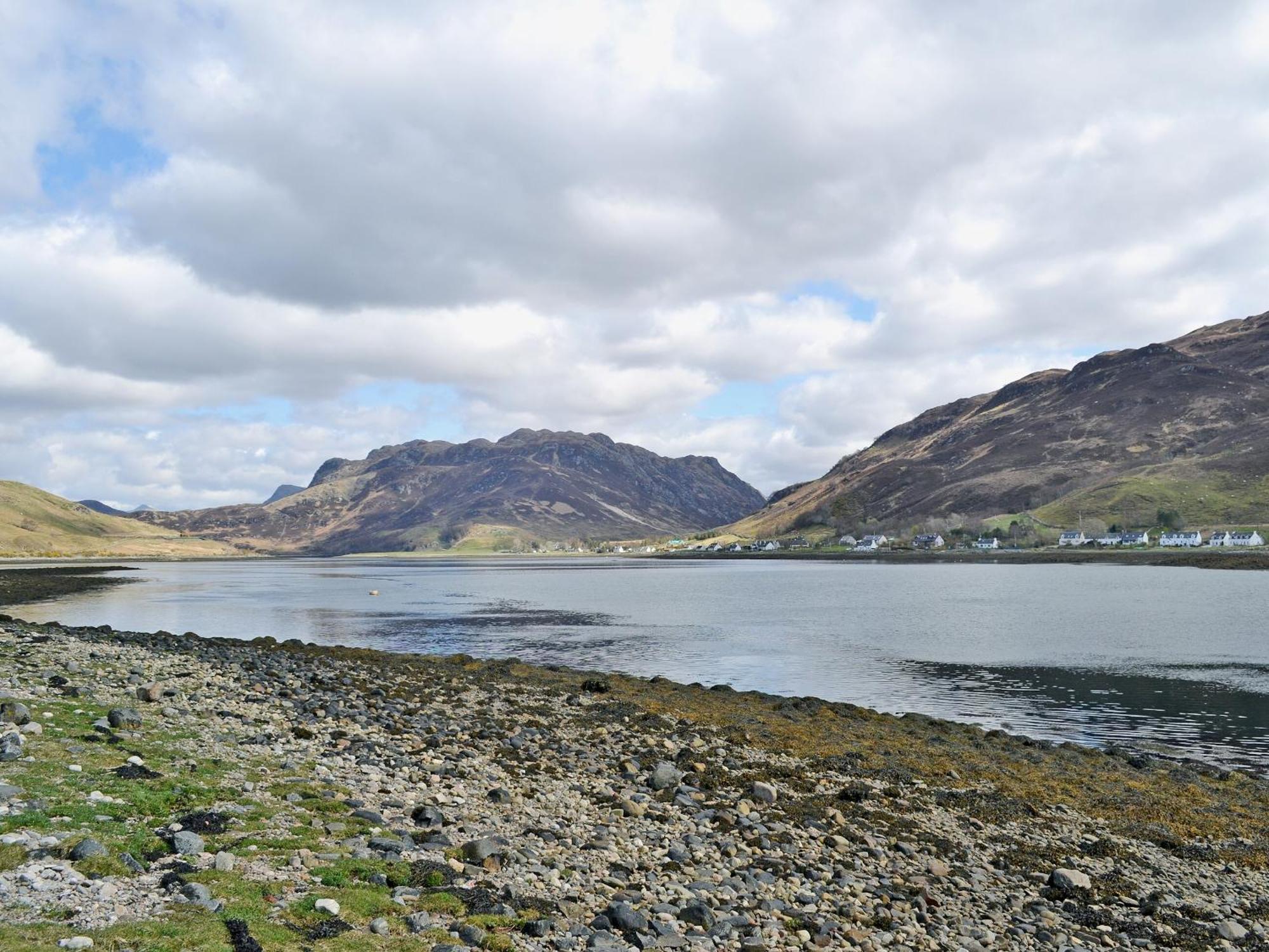 Loch Shore Cottage Dornie Eksteriør billede